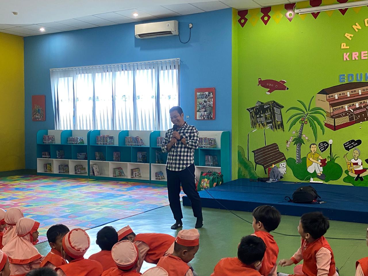 Wisata LiterAsyik Ke Perpustakaan Jakarta Timur Bersama TKI Al-Istiqomah